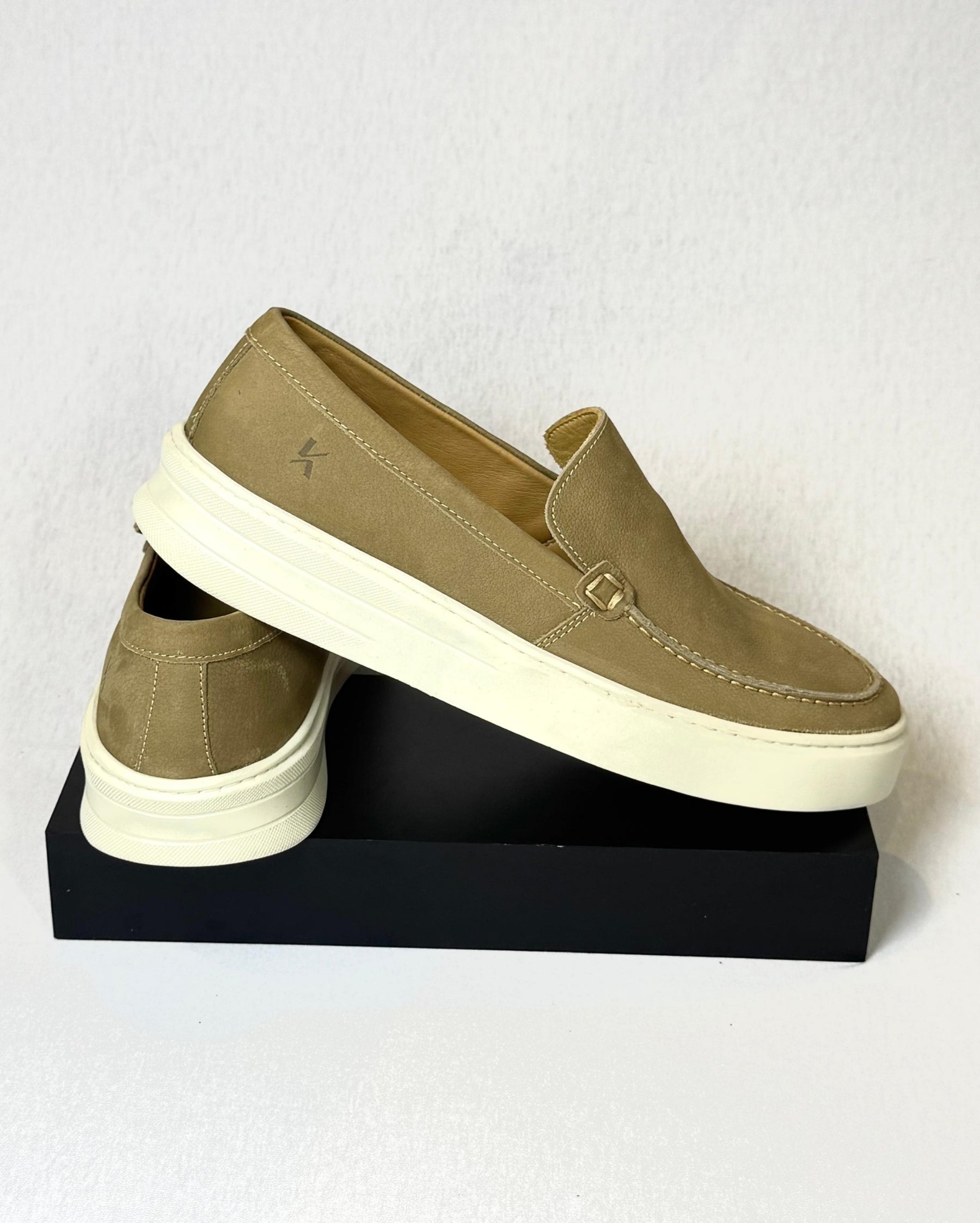 Mocassim Milano Bege com Branco - Kennedy Store
