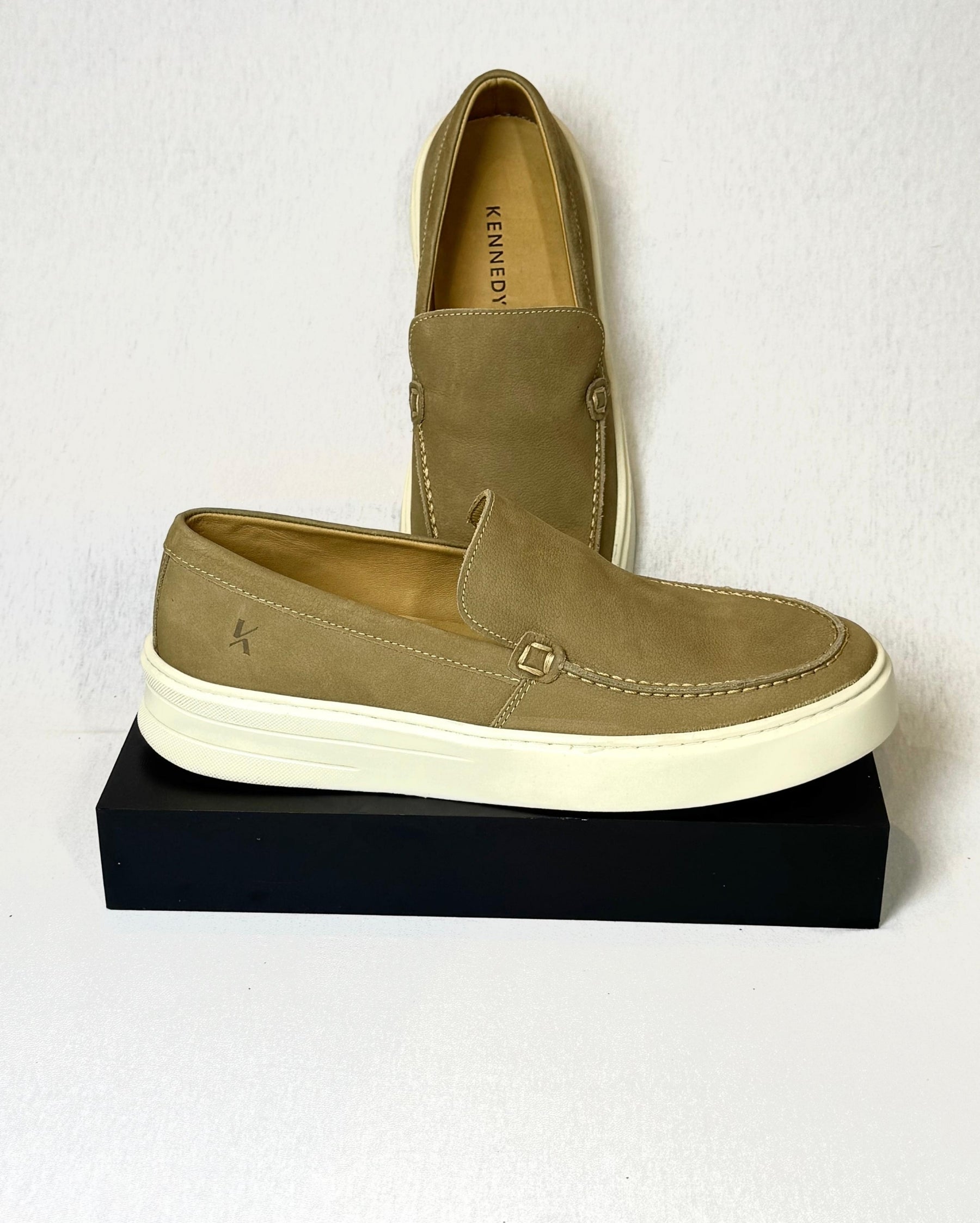 Mocassim Milano Bege com Branco - Kennedy Store